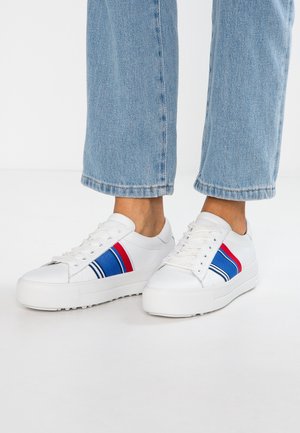 Trainers - white