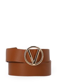 Brązowy skórzany pasek z teksturowanym wykończeniem oraz złotą okrągłą klamrą z wyraźnym wzorem w kształcie „V”.