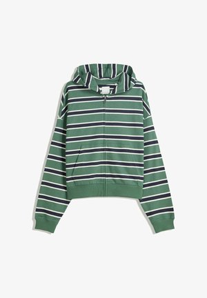 Felpa verde con zip, a righe orizzontali blu e bianche e tasche frontali, posata piatta su uno sfondo bianco.