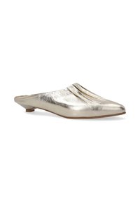 Metalen gouden instapslippers met een spitse neus, voorzien van een glad bovenmateriaal en een kleine hak voor extra comfort.