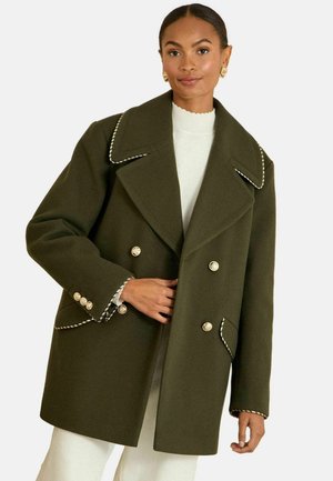 Olivgrüner Wollmischungs-Mantel mit übergroßen Revers, doppelreihigen Knöpfen, dekorativer Naht entlang des Kragens und der Taschen sowie goldfarbenen Beschlägen.