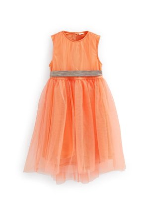 Robe en tulle pêche avec design sans manches, encolure ronde et ceinture à accent argenté. Jupe évasée s'étendant sous le genou avec une texture superposée.