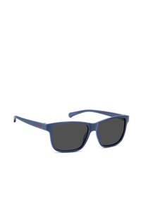 Occhiali da sole in plastica blu con lenti scure e forma rettangolare. Presentano una finitura opaca e un leggero marchio rosso sul lato.
