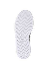Zool van een schoen met een gestructureerd wit rubberen ontwerp met zigzagpatronen en geperst merkembleem, schuin geplaatst voor een duidelijk zicht op de structuur.