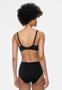 Zwarte bh en hooggesneden panty set, gladde stof, verstelbare bandjes, standaard haaksluiting, minimalistisch ontwerp, geen patronen of accenten.