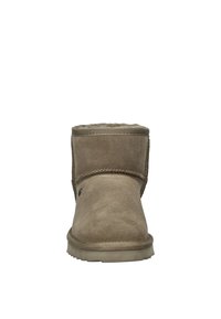 Beige suède enkelboot met een ronde neus, gestikte details en een zachte binnenvoering. Voorzien van een platte rubberen zool.