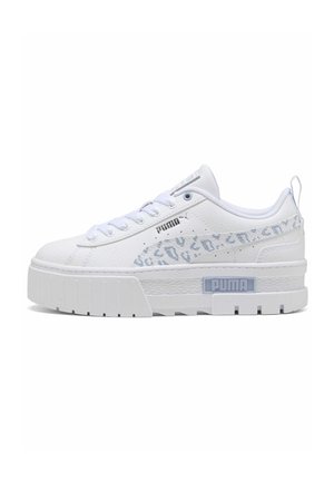 Biały sneaker Puma z grubą podeszwą, jasnoszarym wzorem w panterkę na pasku, logo Puma z boku i na podeszwie, sznurowane zapięcie oraz pętelka na pięcie.