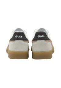 Zapatillas blancas y grises con un diseño de ante en color beige, paneles texturizados y una pestaña en el talón negra que presenta el logo "Gola" en blanco. Suelas de goma.