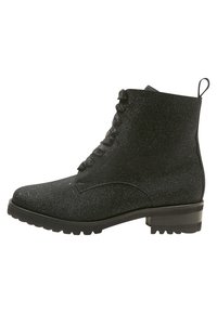 Botín negro de tobillo hecho de material texturizado, con acabado brillante, punta redondeada, cordones en la parte delantera y un tacón bajo.