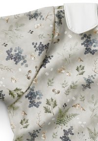 Ljust grått tyg med ett naturinspirerat mönster som har kaniner, fåglar och olika växter. Mjuk textur och veckad design med en vit krage.