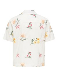 Chemise blanche à manches courtes avec col, présentant un motif floral jaune, rose et vert dispersé sur le tissu.