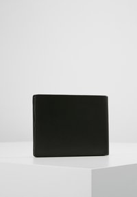 Portafoglio in pelle nera con superficie texturizzata, forma rettangolare e bordi lisci, privo di hardware o pattern visibili.