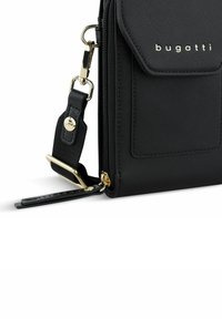 Borsa a mano sintetica nera con superficie testurizzata, hardware dorato e logo. Caratterizzata da una tracolla regolabile e chiusura con zip. Forma rettangolare compatta.