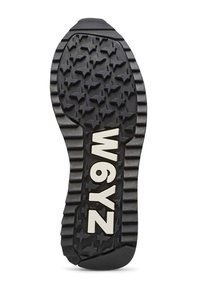 Svart gummisko med stjärnmönstrad sula, prydd med präglad text "W6YZ" i vitt. Texturerad för grepp och hållbarhet.