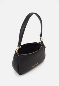 Svart fusk läderhandväska med en böjd silhuett, guldfärgad detaljer och ett blixtlås på toppen. Har ett kort, vadderat axelband.