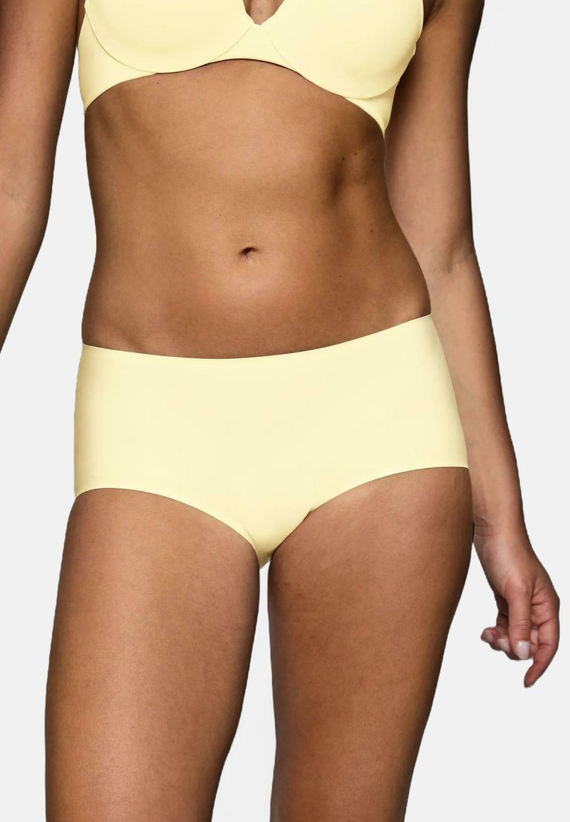 Żółte majtki bikini o gładkiej, matowej fakturze. Charakteryzują się średnim stanem i prostym wzornictwem bez wzorów czy ozdób.
