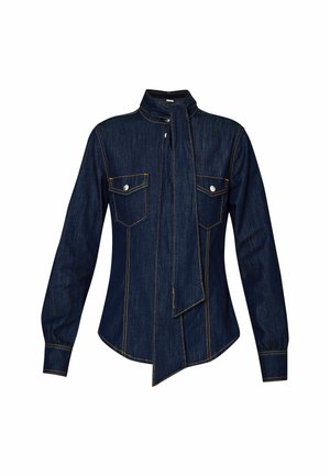 Camicia di jeans scura con maniche lunghe, colletto e un dettaglio annodato al collo. Presenta grandi tasche sul petto e cuciture gialle a contrasto.