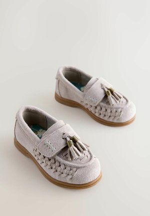 Lysegrå mokkasinsko i ruskind med flettet detalje og en dekorativ dusk. Har en polstret indersål og brun gummisål.