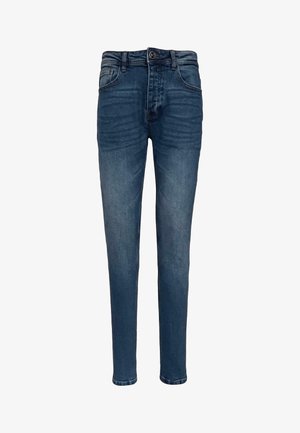 Vaqueros de mezclilla azul oscuro con corte ajustado, que cuentan con cinco bolsillos, cremallera y un sutil desgaste cerca de los muslos para dar textura.