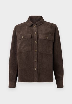Giacca camicia in corduroy marrone con colletto, chiusura frontale con bottoni e due tasche sul petto con alette a bottone. Tessuto testurizzato con righe verticali.