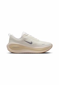 Λευκό αθλητικό παπούτσι τρεξίματος Nike με παχιά μπεζ σόλα, γκρι λογότυπο swoosh και πλεκτό επάνω μέρος, απεικονίζεται από το πλάι σε λευκό φόντο.