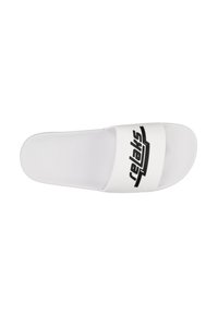 Sandale blanche à glissière avec un pieds texturé et une large sangle arborant un logo "relaks" noir. Matériau plastique lisse, zone de orteil courbée.