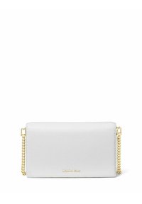 Clutch de cuero blanco texturizado con cadena dorada y pequeño logotipo dorado de Michael Kors en el centro del frente.