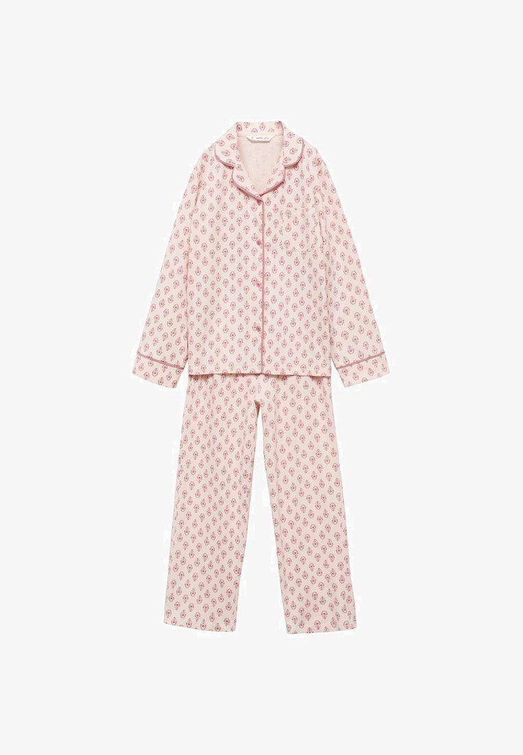 Růžový pyžamový set obsahující košili na knoflíky s kapsou a kalhoty, zdobený opakujícím se květinovým vzorem a kontrastním lemem podél švů.