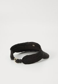 Svart vävd skärm med en texturerad design, en böjd skärm och ett justerbart band med guldfärgad hårdvara.