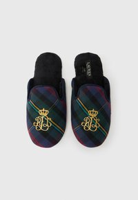 Pāris tumši zilu un zaļu rūtainu čību ar zeltītu izšūtu kroni un iniciāļiem, ar melnu plīša oderi un Lauren Ralph Lauren etiķeti iekšpusē.