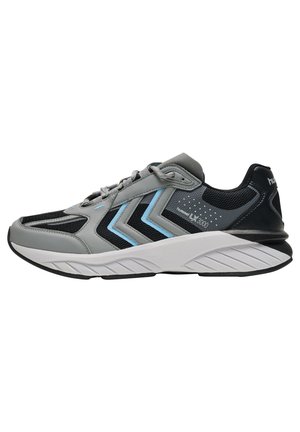 Szary i czarny sportowy sneaker z jasnoniebieskimi akcentami w kształcie chevron, białą grubą podeszwą i sznurowanym designem widoczny z boku.