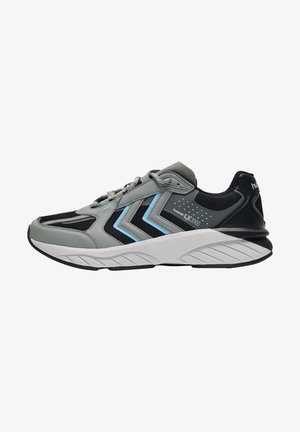 Zapatilla deportiva gris y negra con acentos en azul claro en forma de cheurón, suela blanca gruesa y diseño con cordones vista desde un lateral.