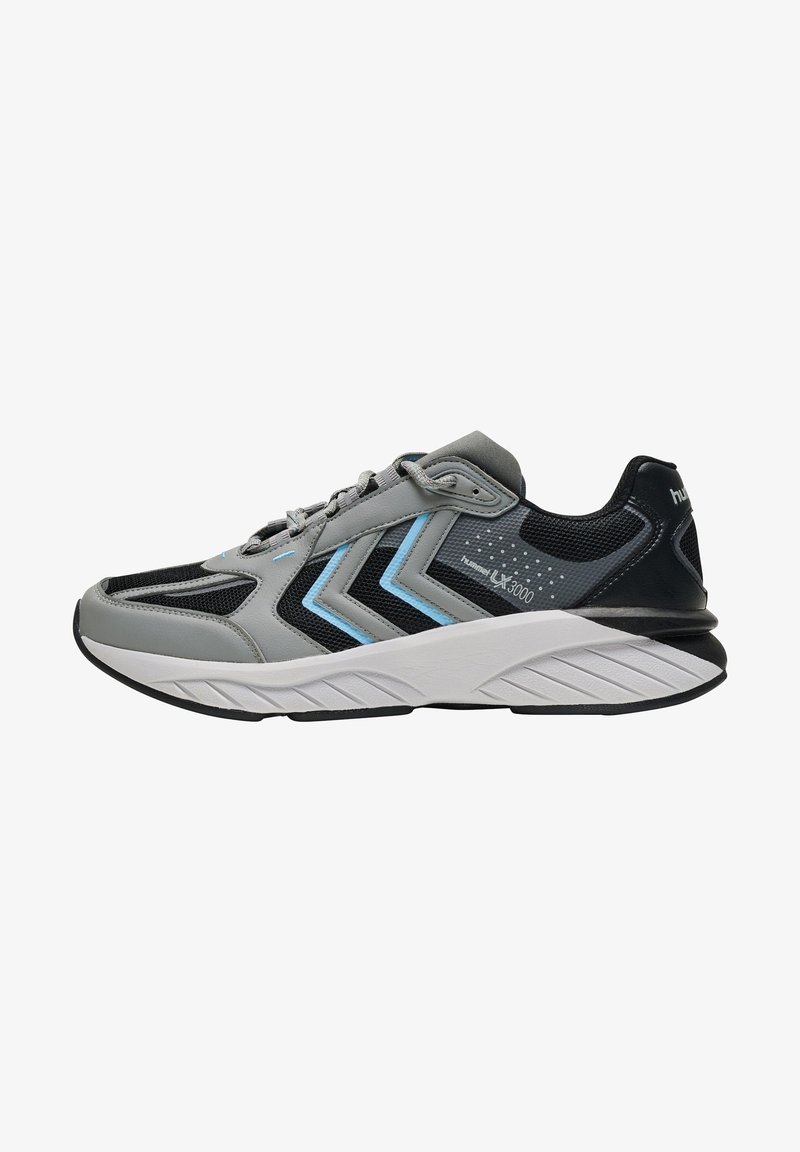 Baskets de sport grises et noires avec accents chevrons bleu clair, semelle blanche épaisse et design à lacets vue de profil.