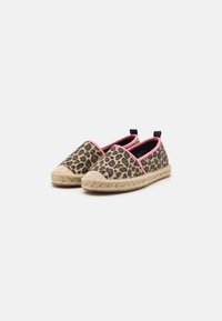 Espadrile od platna s printom leoparda imaju ružičaste detalje i đonove od jute, s ravnim dizajnom i klasičnim slip-on stilom.