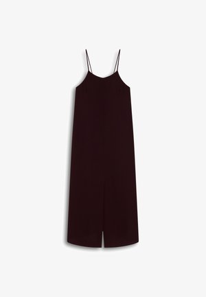 Robe nuisette bordeaux avec des bretelles fines, une silhouette droite et une fente à l'avant. Fabriquée en tissu léger avec une texture lisse.