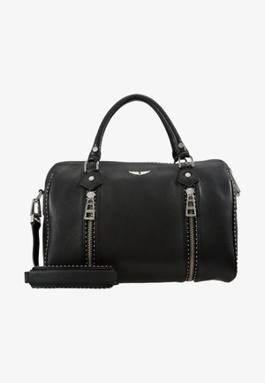 Mala de couro preta com dois fechos de correr prateados, alças superiores, correia ajustável e detalhes com studs nas bordas. Acabamento texturizado.