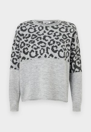Suéter gris con un diseño de estampado de leopardo en gris oscuro. Presenta un escote redondo y mangas largas, confeccionado en un material suave y texturizado.