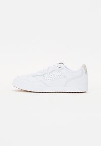 Vit idrottssko med en slät texturerad överdel, perforerat designaccent, gummisula och beige häl detalj.
