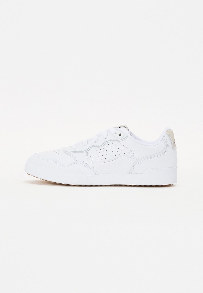 Vit idrottssko med en slät texturerad överdel, perforerat designaccent, gummisula och beige häl detalj.