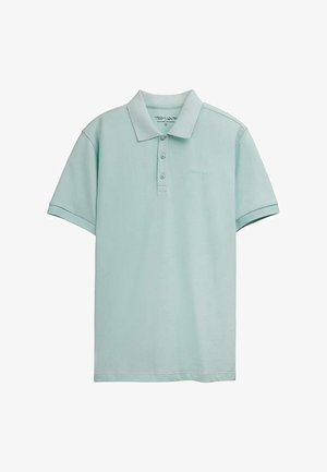 Polo vert clair à manches courtes avec col, trois boutons et logo brodé discret sur le côté gauche de la poitrine.