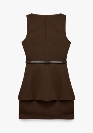 Bruine mouwloze jurk met een aansluitende lijfje en een peplum zoom, met een zwarte riem op de taille en een gladde stofstructuur.