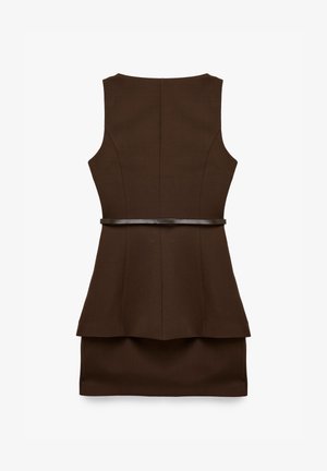 Robe sans manches marron avec un corsage ajusté et un ourlet peplum, dotée d'une ceinture noire à la taille et d'une texture de tissu lisse.