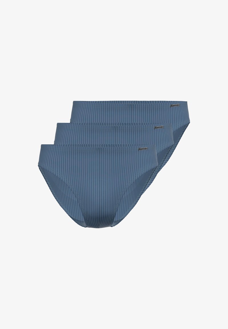 Tre blå herrunderkläder med tunna vita vertikala ränder, ordnade överlappande med synliga varumärkesetiketter på midjebanden.