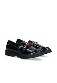 Mocasines de charol negro con herrajes dorados, un acento de rayas verdes y rojas, y suela de goma negra texturizada. Diseño clásico con un acabado elegante.