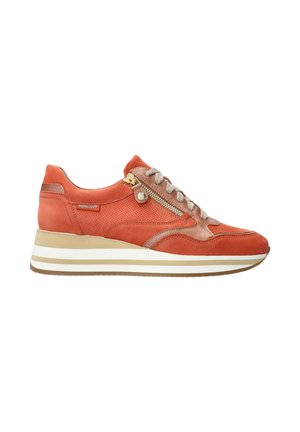Baskets pour femmes en daim orange avec accents beiges, fermeture éclair sur le côté, lacets, détails perforés et semelle épaisse à rayures blanc-beige.