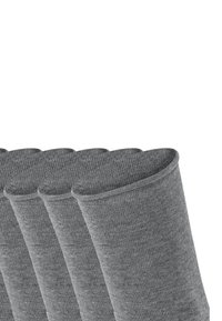 Tejido de algodón gris acanalado con forma tubular, que presenta un borde superior sin costuras y una textura suave, apilado en una fila.