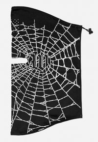 Gaiter negro con diseño de telaraña blanca y un logo en el centro. Incluye un cordón y un botón para un ajuste seguro.