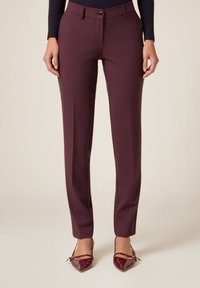 Bordeaux op maat gemaakte broek met een gladde textuur, slim-fit ontwerp, voorzakken en een ronde metalen knop bij de tailleband.