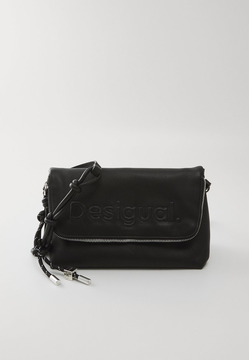 Crna kožna clutch torba s ugraviranim logotipom, zatvaranjem na zip i pletenim remenom za rame s metalnim detaljima. Glatka tekstura i pravokutni oblik.