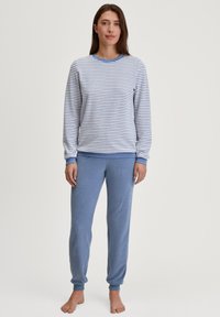 Blau-weiß gestreiftes Langarmoberteil und hellblaue Hose. Weicher Stoff, lockere Passform, gerippte Bündchen und Taillenbänder. Keine sichtbaren Muster oder Grafiken.